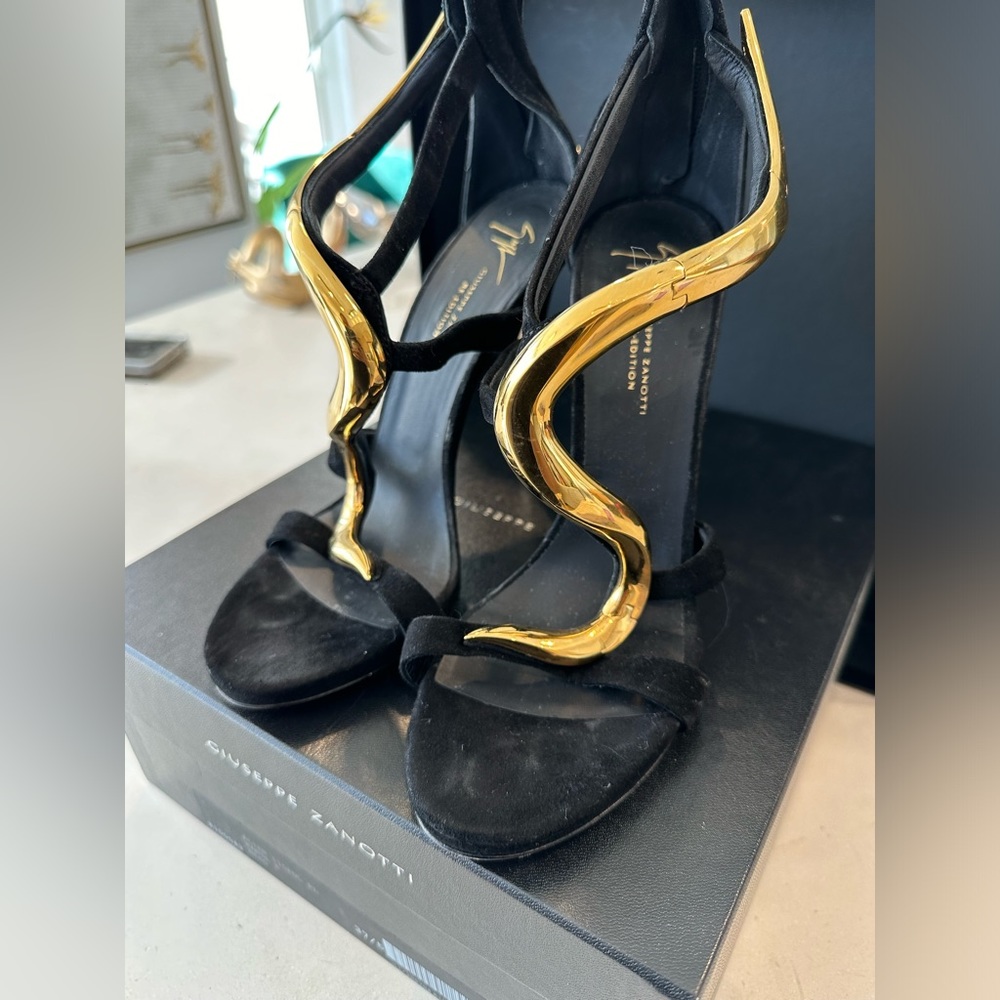 Giuseppe Black and Gold Venere